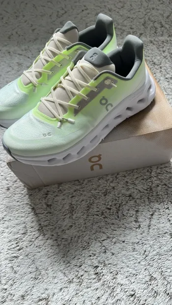 Käytetty On Running On Shoes Green White bike — kuva 2 / 2