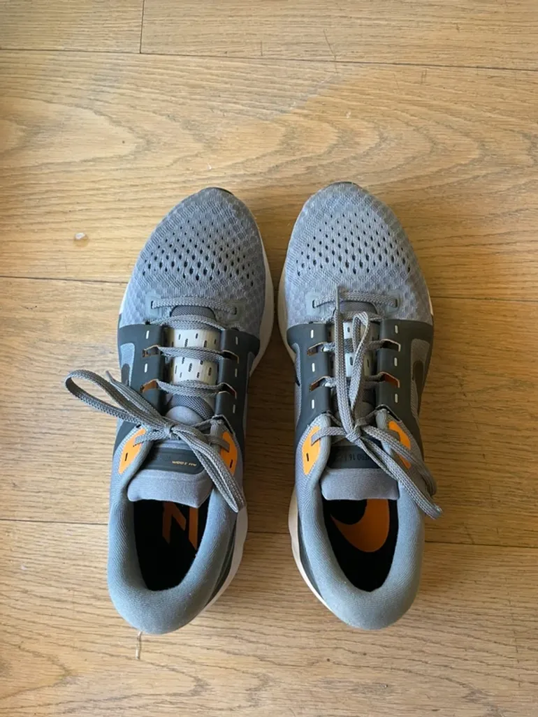 Used Nike Air Zoom Vomero 16 bike — image 4 of 6