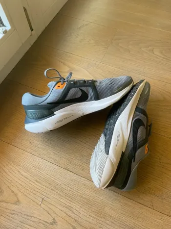 Used Nike Air Zoom Vomero 16 bike — image 2 of 6