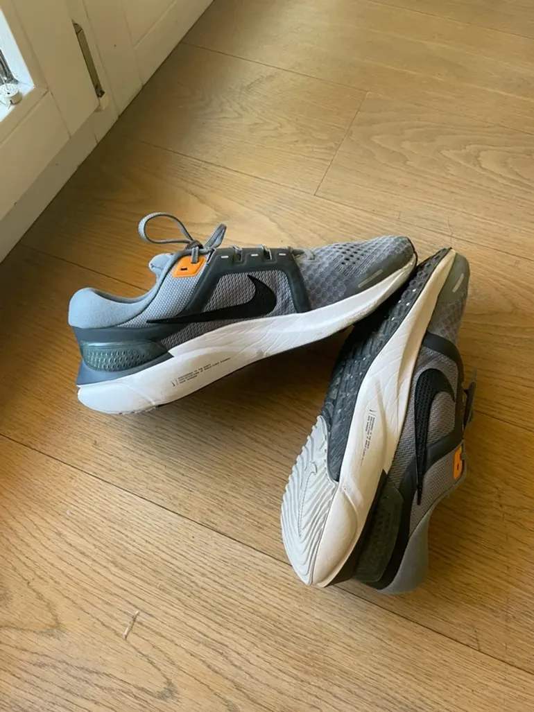 Used Nike Air Zoom Vomero 16 bike — image 2 of 6