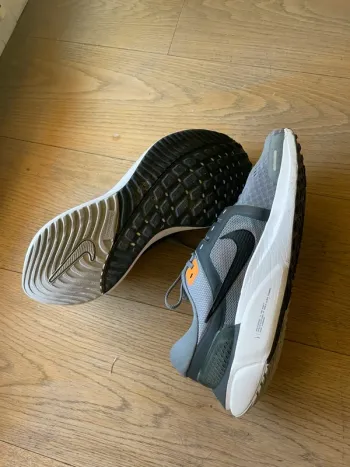 Used Nike Air Zoom Vomero 16 bike — image 5 of 6