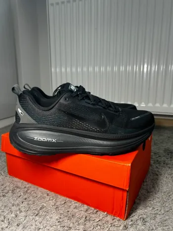Used Ideal Nike Zoom Vomero 18 bike — image 3 of 10