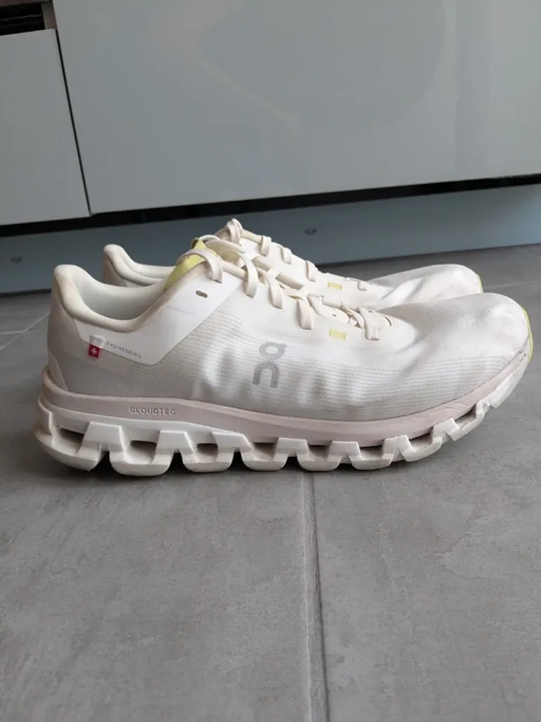 Used On Running On Sportschuhe weiß bike — image 1 of 4