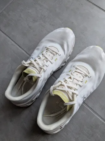 Used On Running On Sportschuhe weiß bike — image 2 of 4