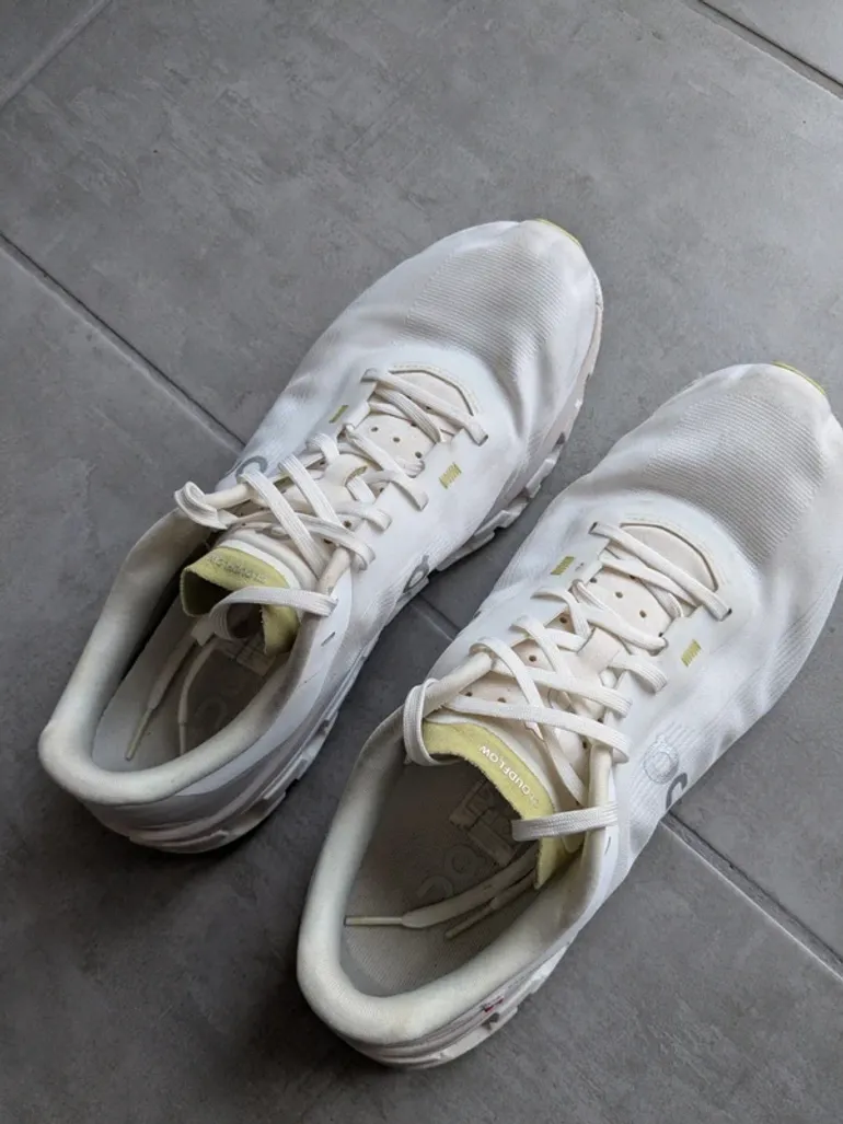 Used On Running On Sportschuhe weiß bike — image 2 of 4