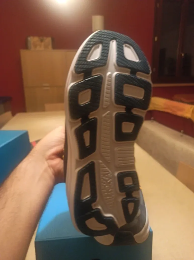 Used Hoka Bondi 9 Wide bike — image 3 of 10
