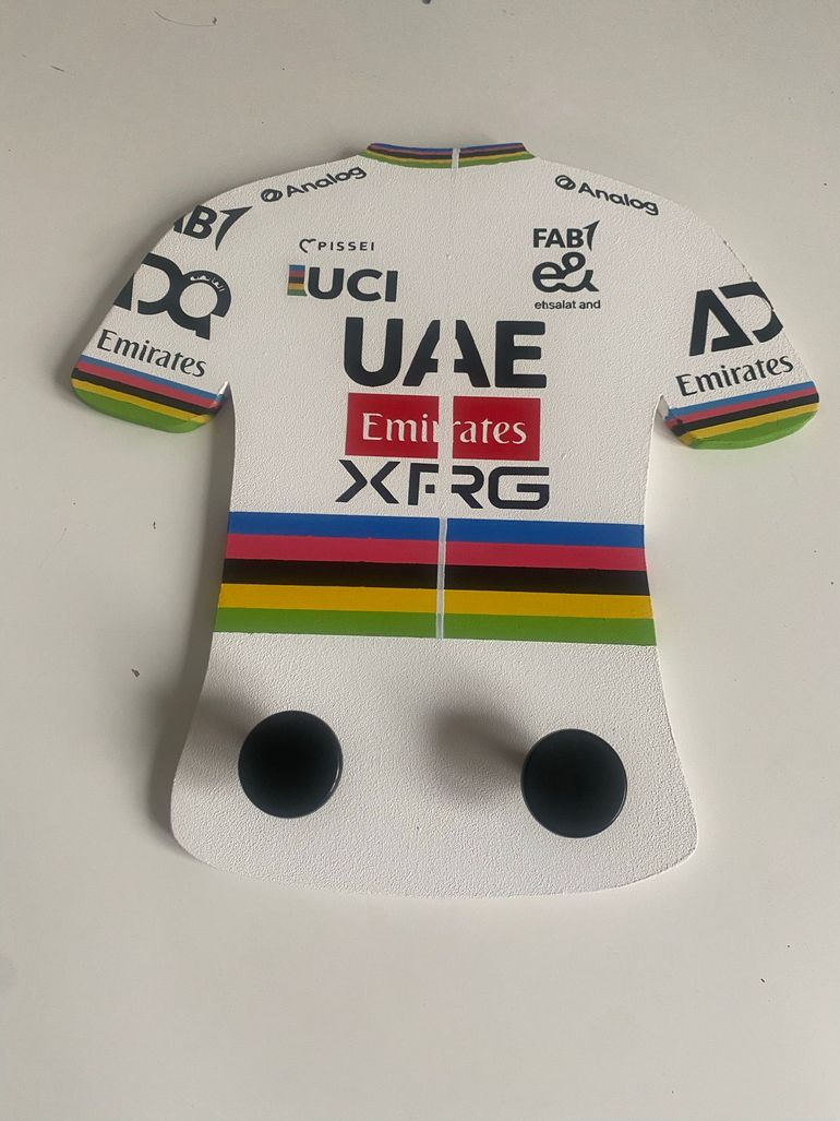 Brugt sans marque Porte-manteau maillot Tadej Pogačar Arc-en-Ciel 2026 bike — billede 1 af 9