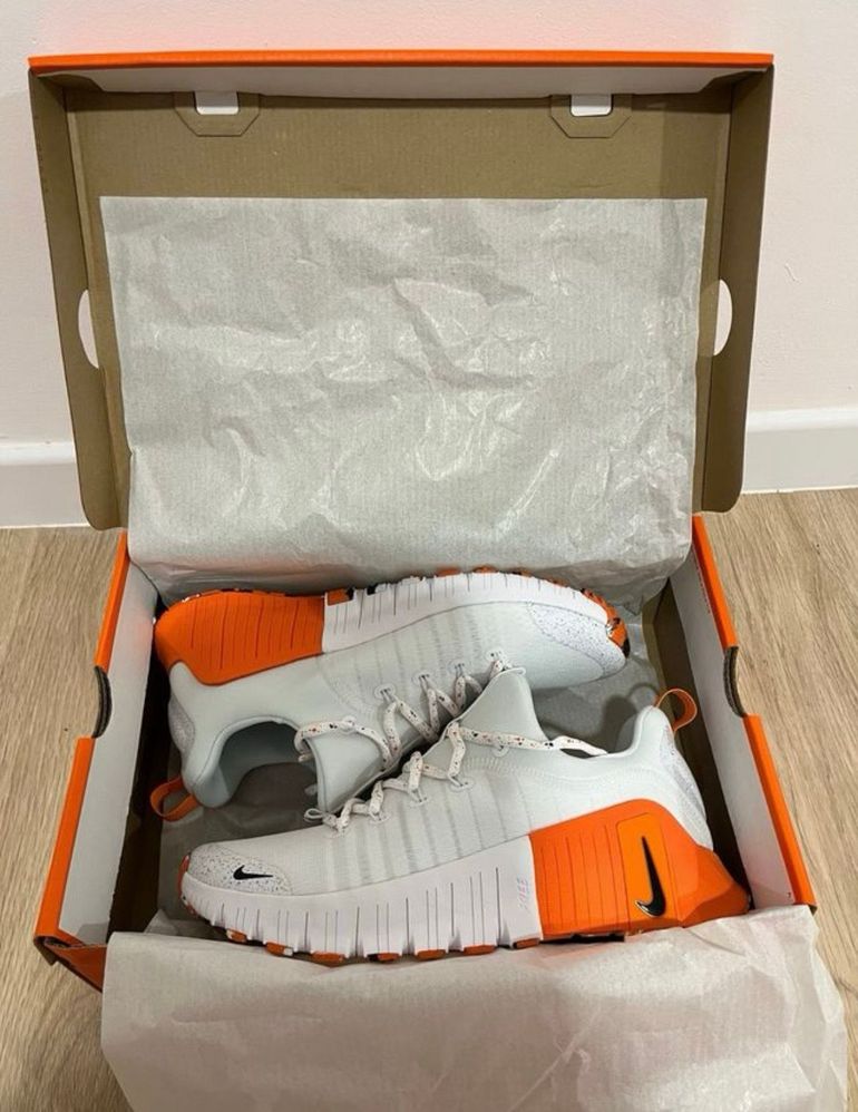 Käytetty Nike Free Metcon 6 White/Safety Orange 2026 bike — kuva 3 / 8