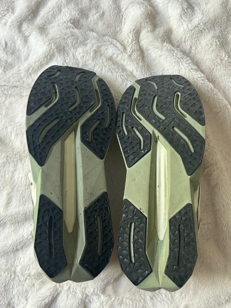 Used New Balance FuelCell Propel v5 bike — image 4 of 5