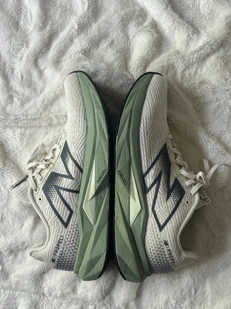Used New Balance FuelCell Propel v5 bike — image 2 of 5