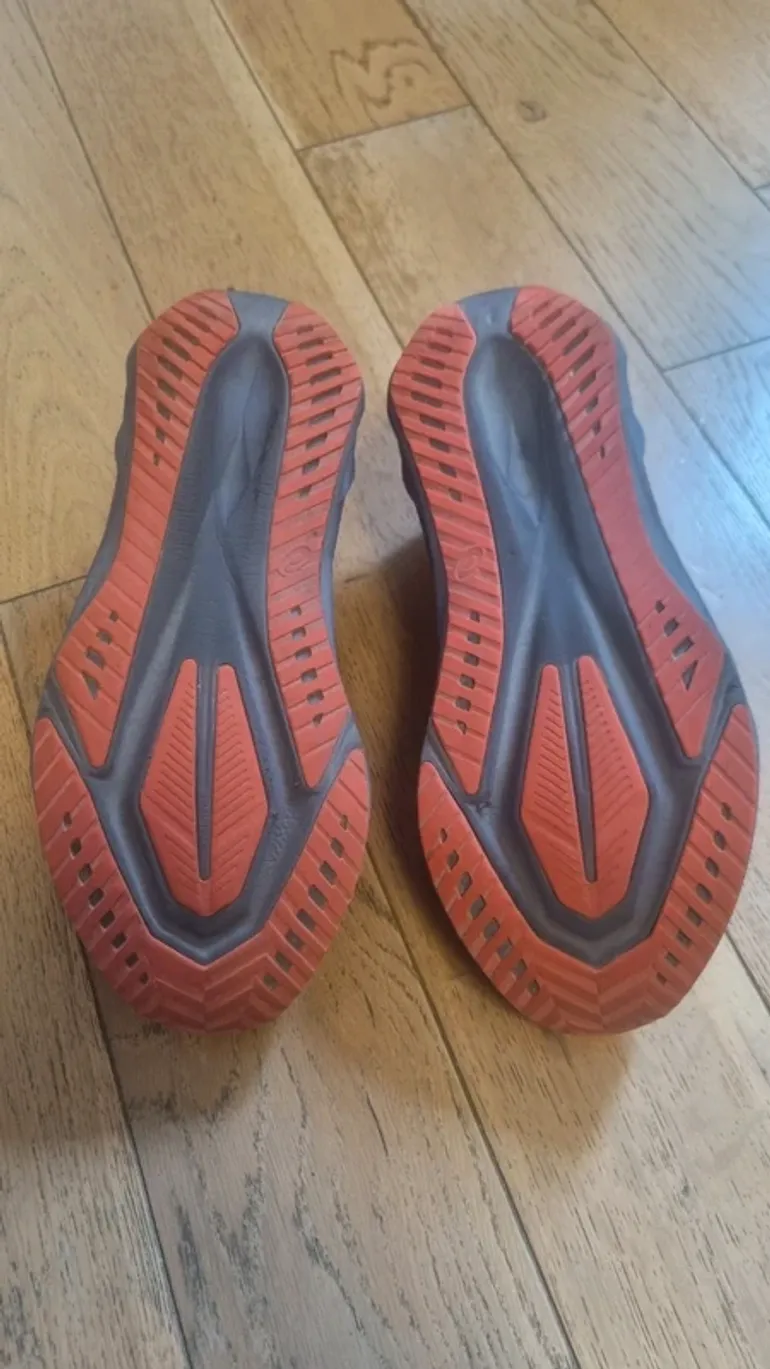 Brugt Asics Novablast 5 bike — billede 3 af 4