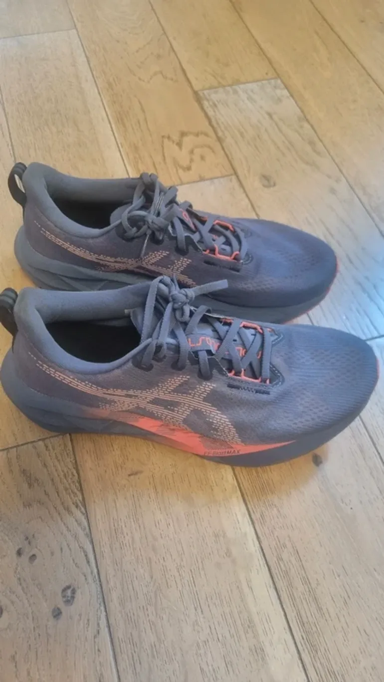 Brugt Asics Novablast 5 bike — billede 1 af 4