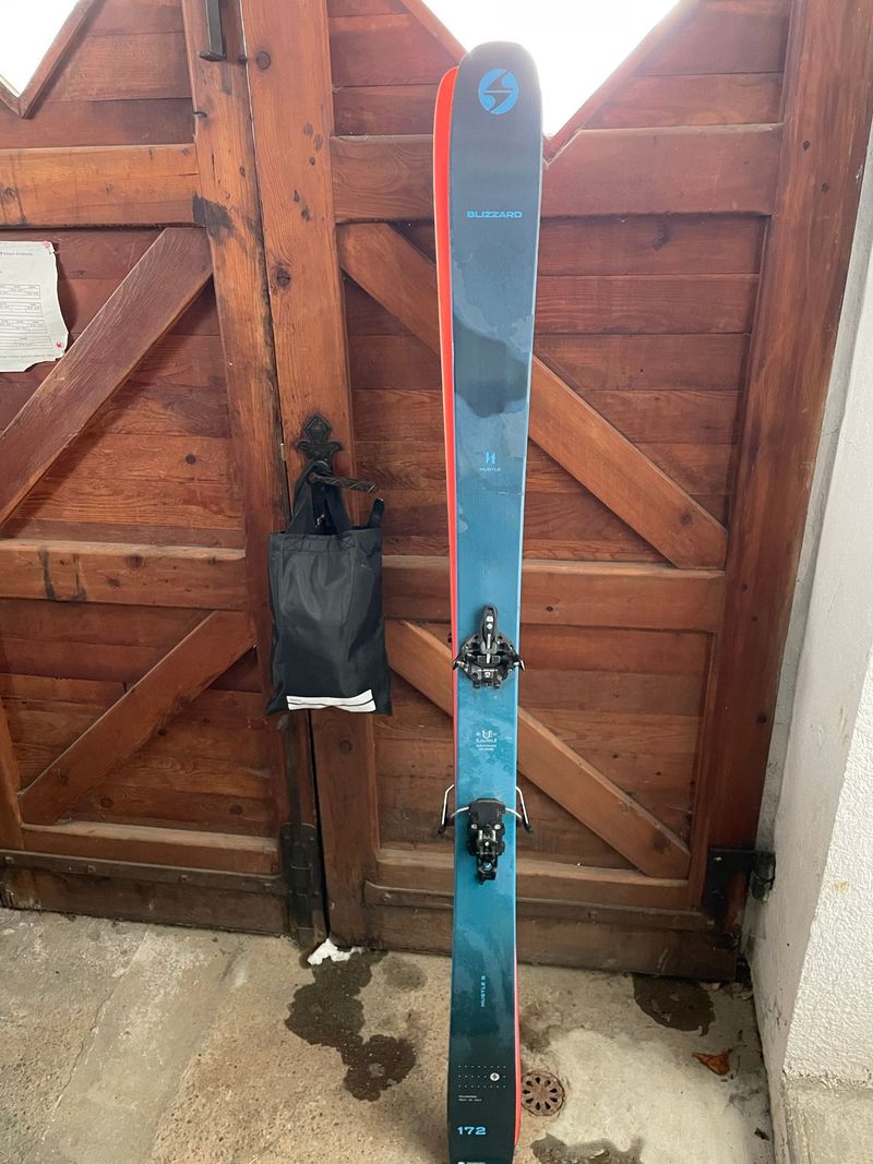 Blizzard Hustle 9 172 cm with Marker Alpinist Bindings and Skins 2025 Skiing & Skitouring d'occasion