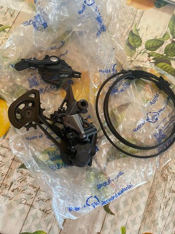 Shimano XT RD-M8100 Drivetrain & Pedals usato