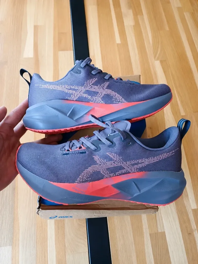 Used Asics Novablast 5 bike — image 1 of 8