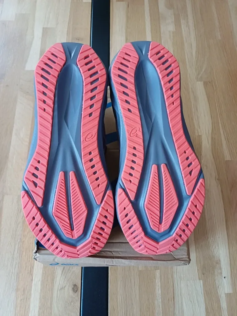 Used Asics Novablast 5 bike — image 4 of 8
