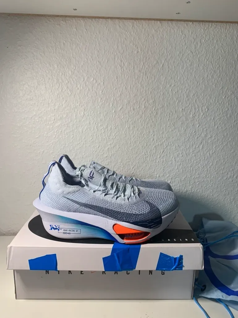Used Nike Laufschuhe babyblau GR. 43 bike — image 1 of 11