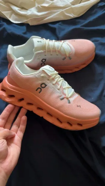 Käytetty On Running shoes bike