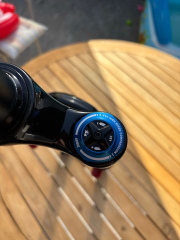 Fox 36 Elite Grip2 Fork 2025 bike usato — immagine 9 di 10