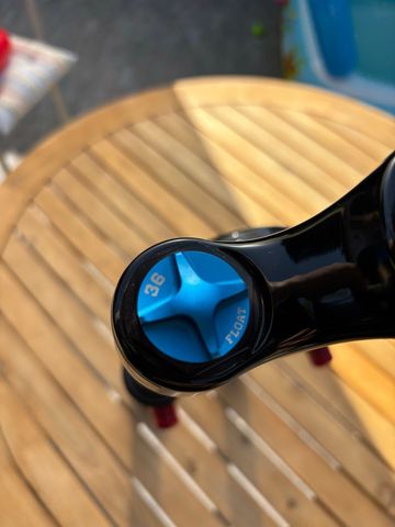 Fox 36 Elite Grip2 Fork 2025 bike usato — immagine 10 di 10