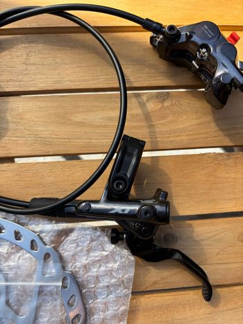 Tweedehands Shimano XT 4 piston brakeset 2025 bike — afbeelding 2 van 4