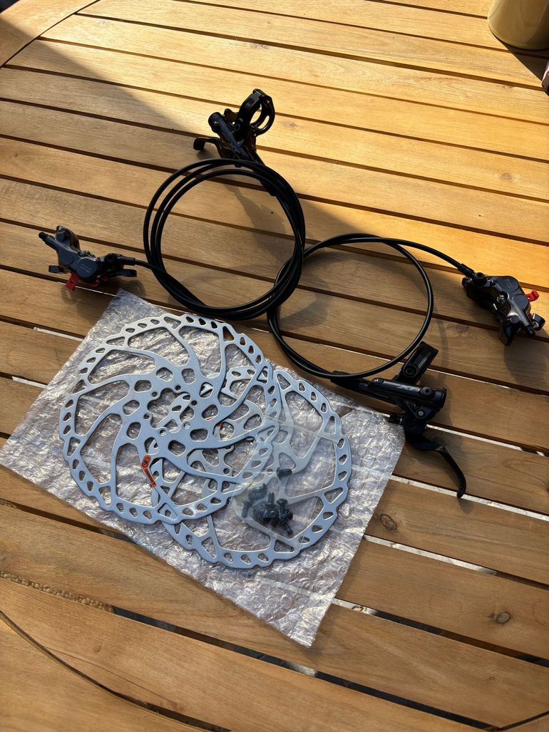 Tweedehands Shimano XT 4 piston brakeset 2025 bike — afbeelding 1 van 4