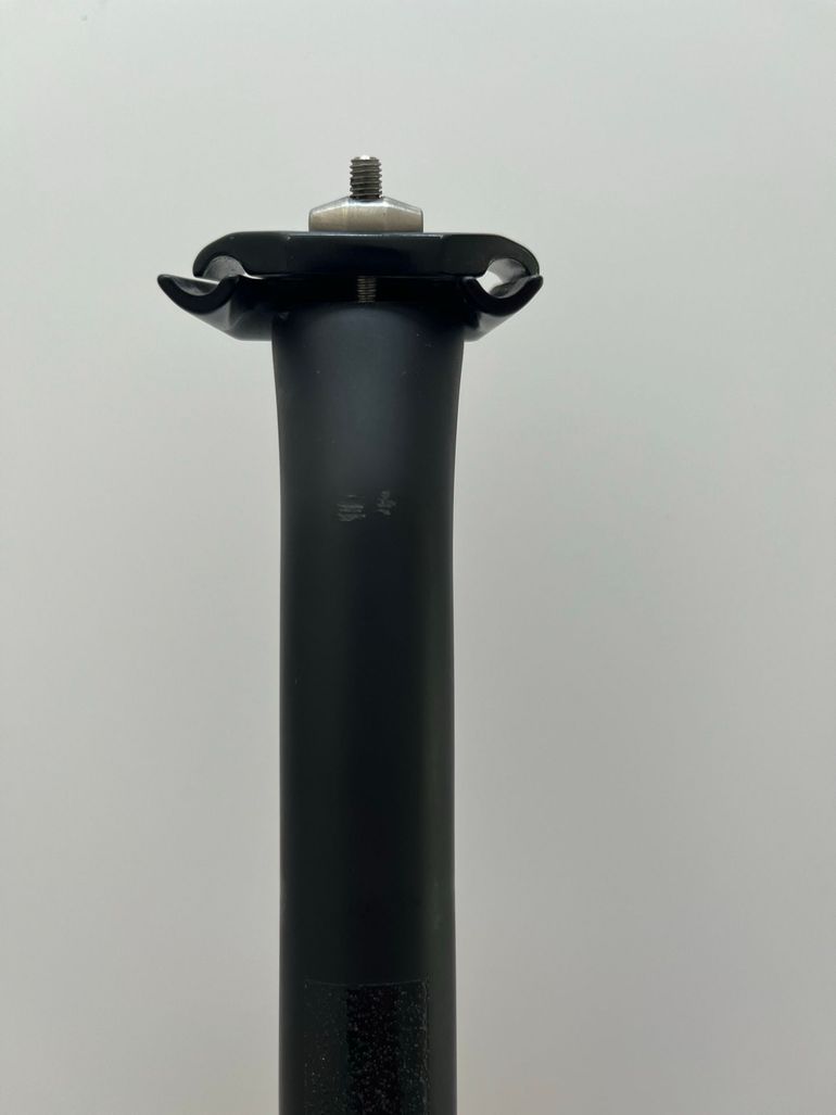 Käytetty Focus Izalco Max G4 Aero Carbon Seatpost 15mm Setback 2024 bike — kuva 8 / 8