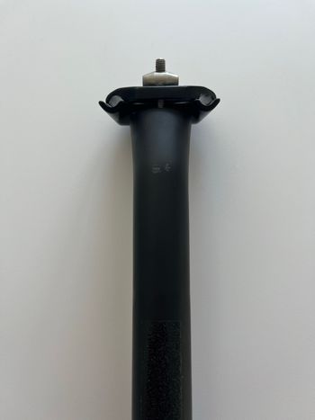 Käytetty Focus Izalco Max G4 Aero Carbon Seatpost 15mm Setback 2024 bike — kuva 2 / 8
