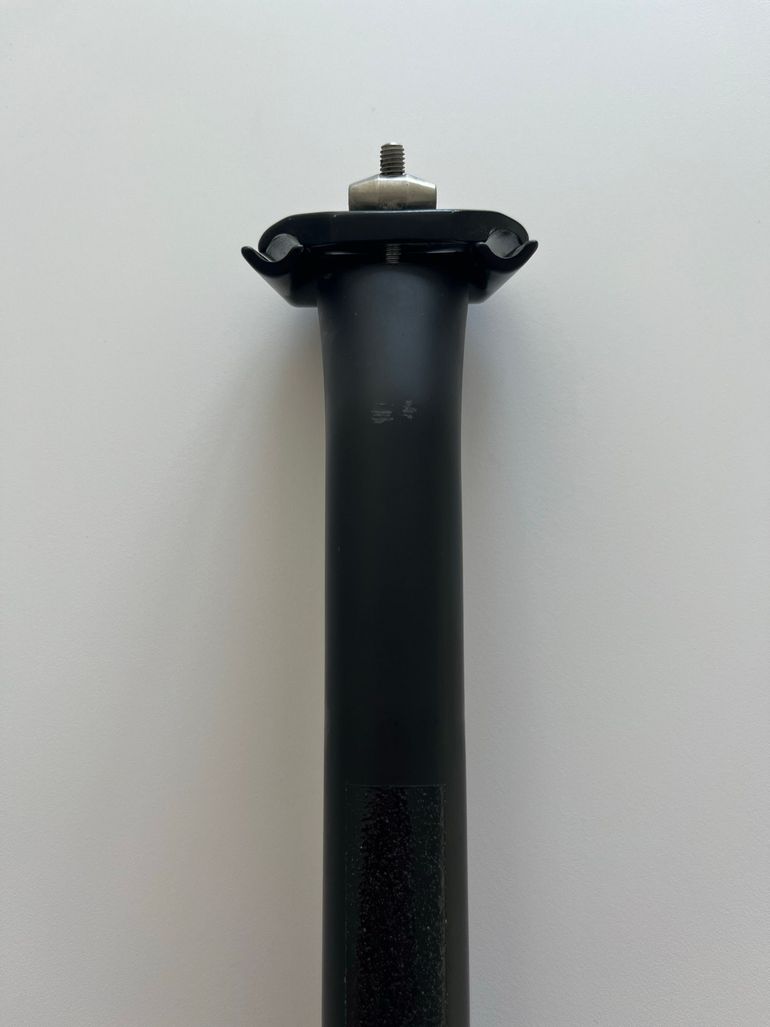 Käytetty Focus Izalco Max G4 Aero Carbon Seatpost 15mm Setback 2024 bike — kuva 2 / 8