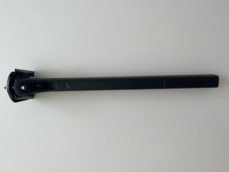 Käytetty Focus Izalco Max G4 Aero Carbon Seatpost 15mm Setback 2024 bike — kuva 5 / 8