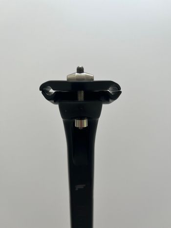 Käytetty Focus Izalco Max G4 Aero Carbon Seatpost 15mm Setback 2024 bike — kuva 7 / 8