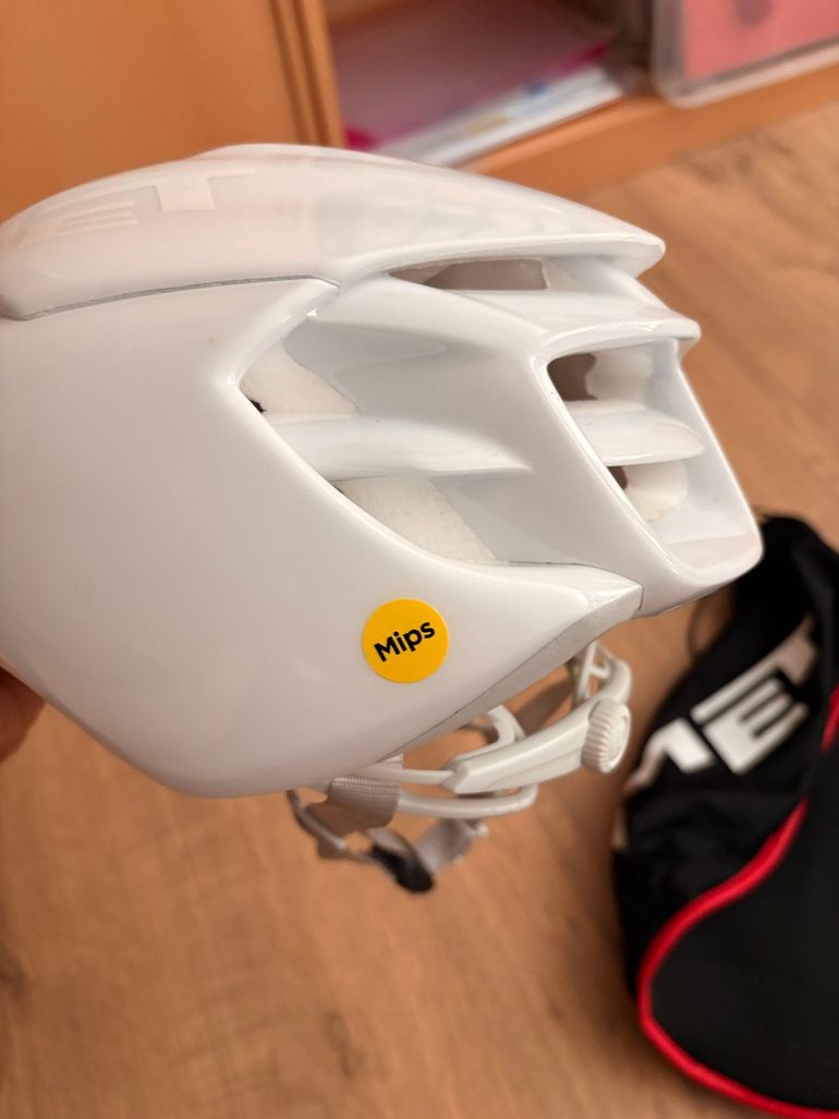 Used MET Manta MIPS Helmet 2026 bike — image 3 of 8