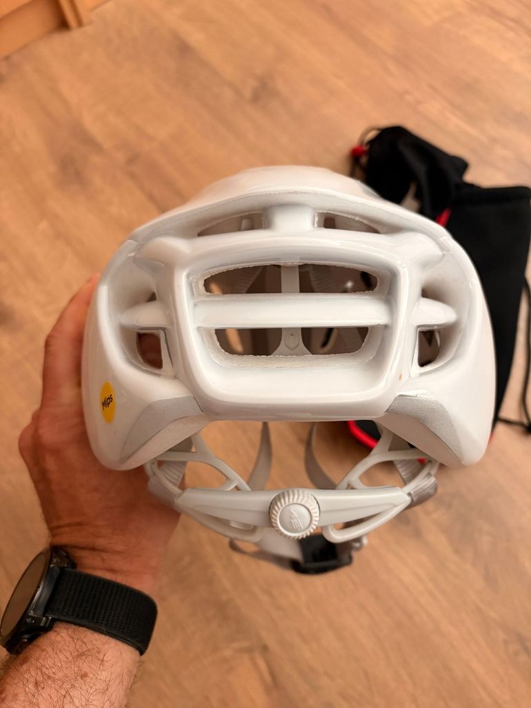 Used MET Manta MIPS Helmet 2026 bike — image 7 of 8