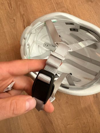 Used MET Manta MIPS Helmet 2026 bike — image 6 of 8