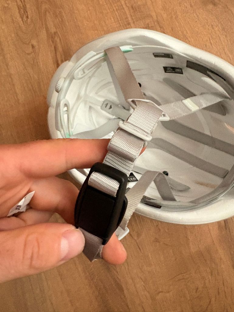 Used MET Manta MIPS Helmet 2026 bike — image 6 of 8