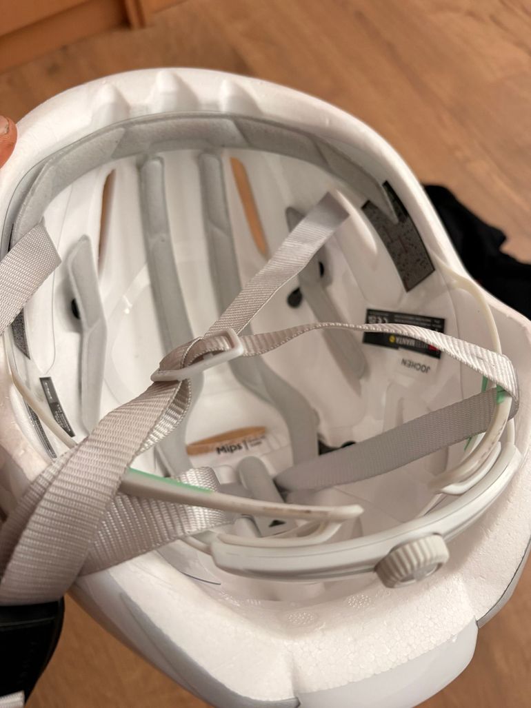 Used MET Manta MIPS Helmet 2026 bike — image 4 of 8