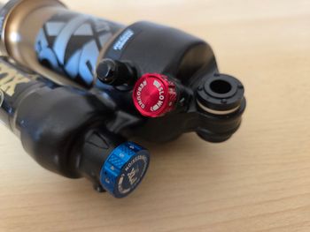Käytetty Fox DPX2 Factory 230x60mm Kashima 2025 bike — kuva 4 / 10
