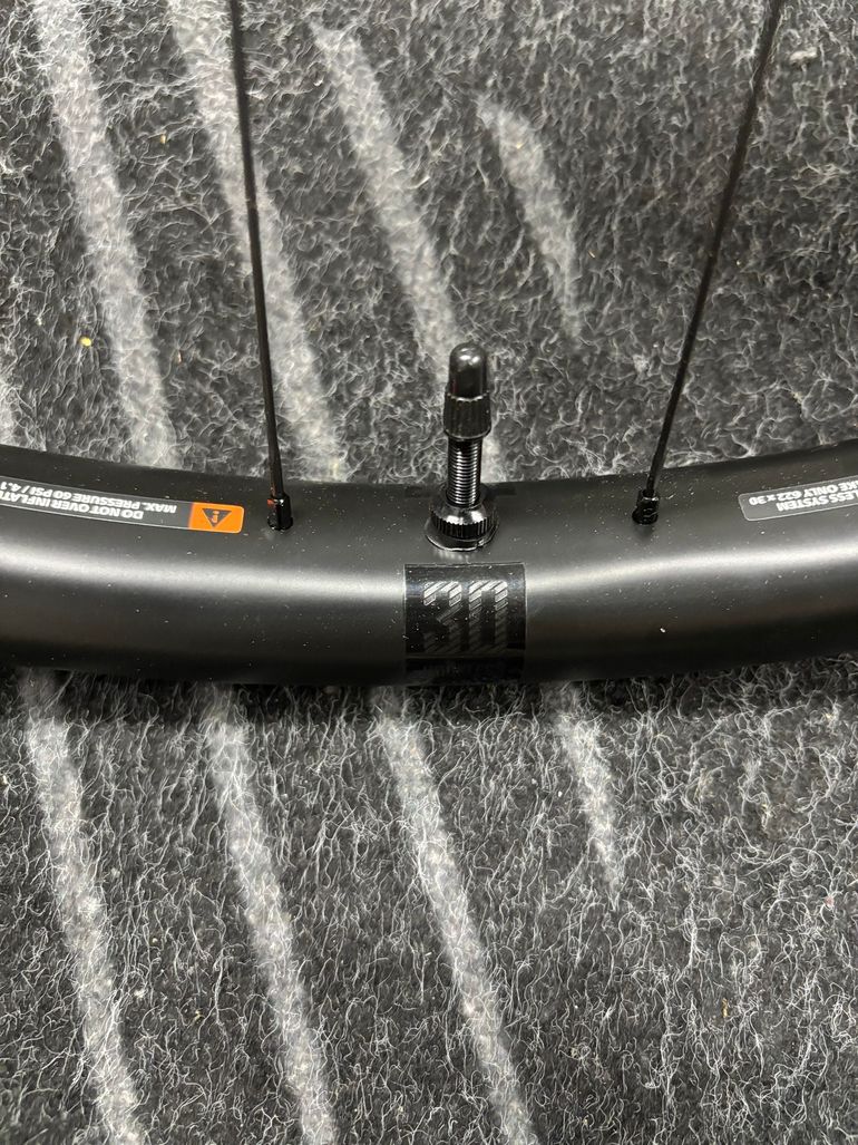 Used Giant TRX Carbon Wheelset 2025 bike — image 4 of 5
