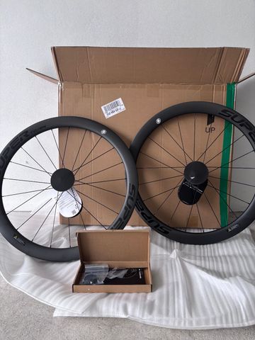 Used super team Carbon Wheels 2026 bike — image 2 of 4