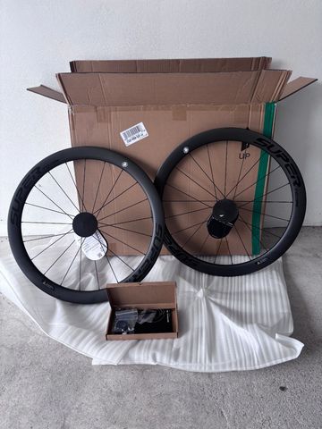 Used super team Carbon Wheels 2026 bike — image 1 of 4