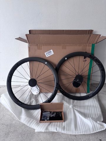 Used super team Carbon Wheels 2026 bike — image 3 of 4