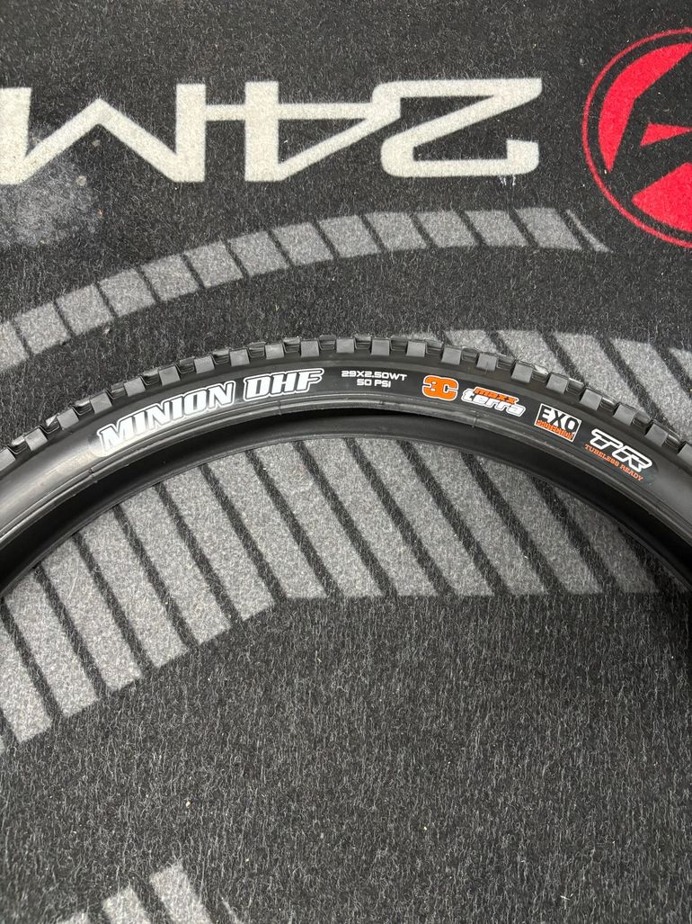 Maxxis DHF & Dissector Tire Set bike d'occasion — image 3 sur 4