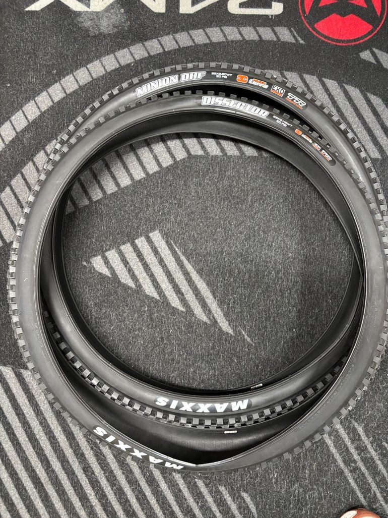 Maxxis DHF & Dissector Tire Set bike d'occasion — image 2 sur 4