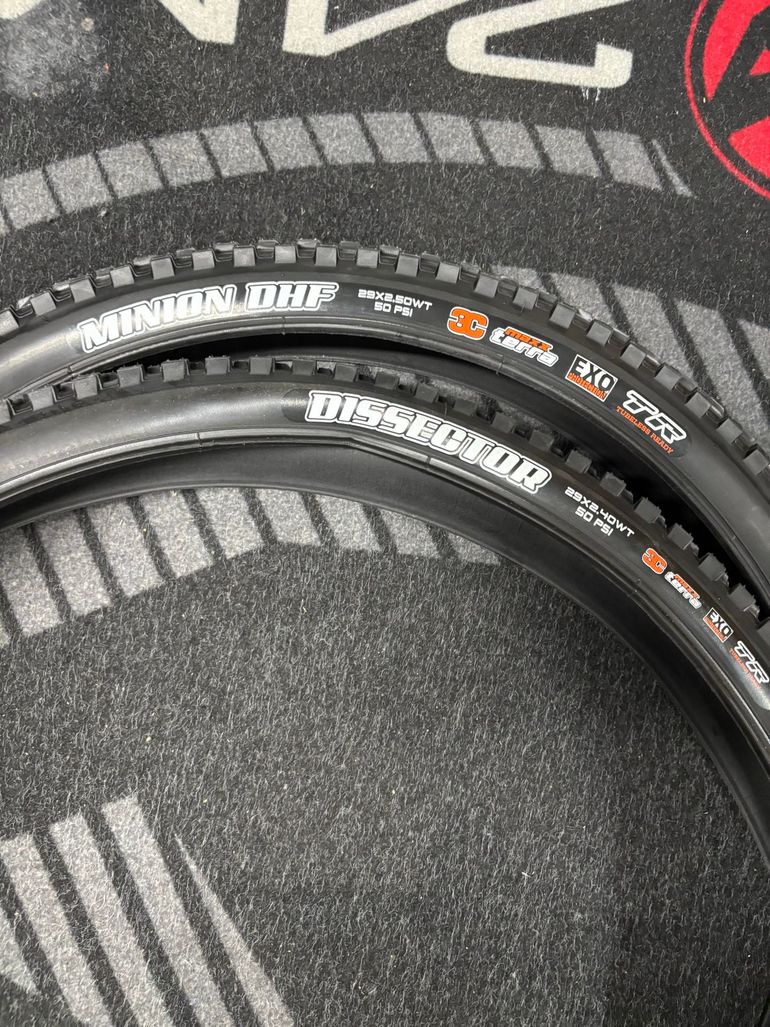 Maxxis DHF & Dissector Tire Set bike d'occasion — image 1 sur 4