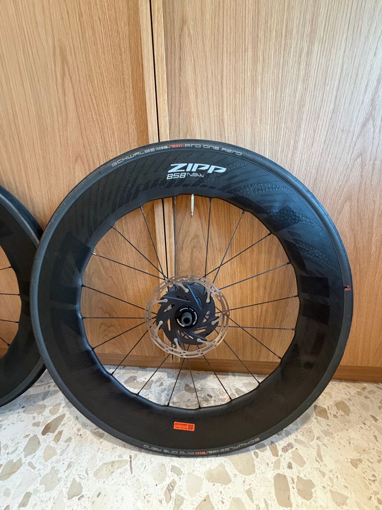 Used Zipp 858 NSW Tubeless Disc-brake 2025 bike — image 2 of 6