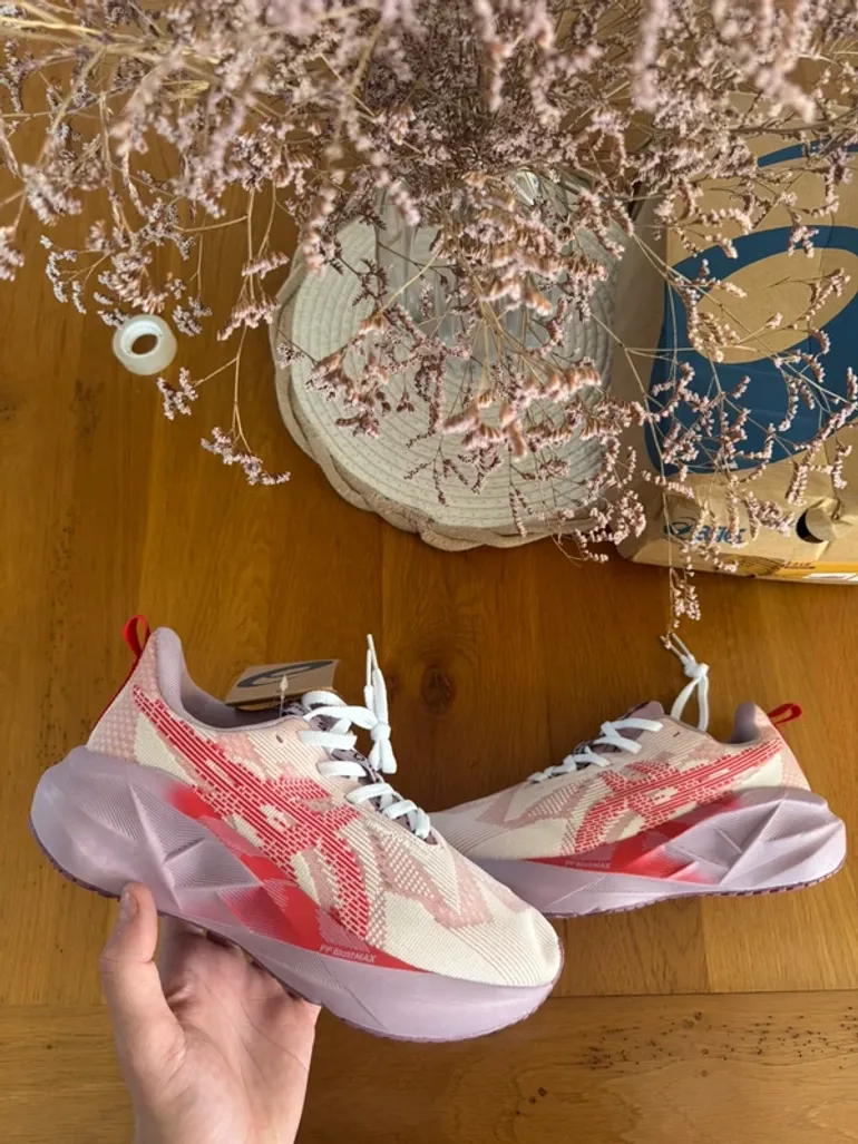Brugt Asics Novablast 5 bike — billede 1 af 10