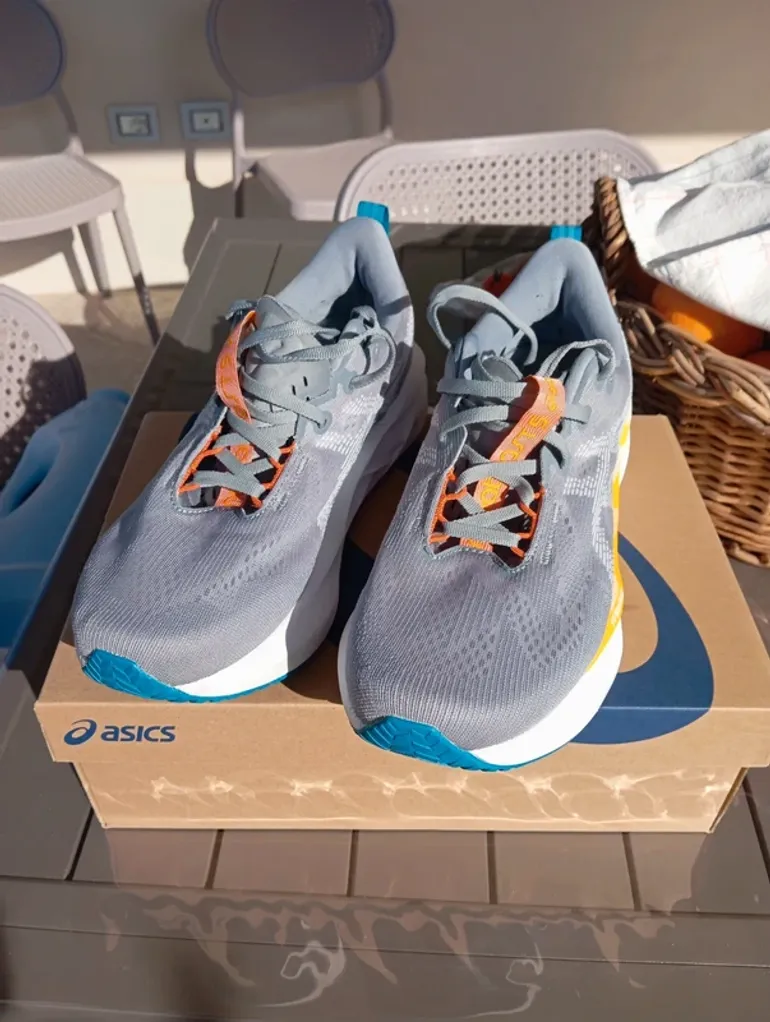 Asics Novablast bike d'occasion — image 2 sur 6