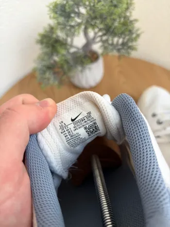 White Nike shoes bike d'occasion — image 6 sur 6