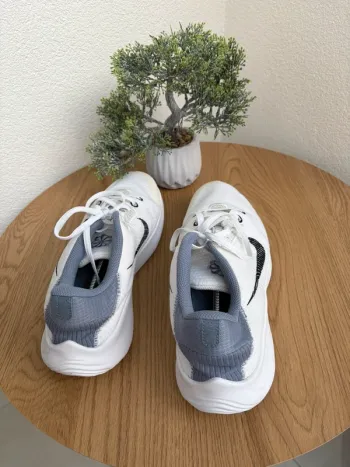 White Nike shoes bike d'occasion — image 4 sur 6