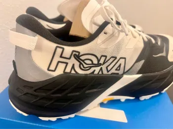 Brugt Hoka Speedgoat 7 bike